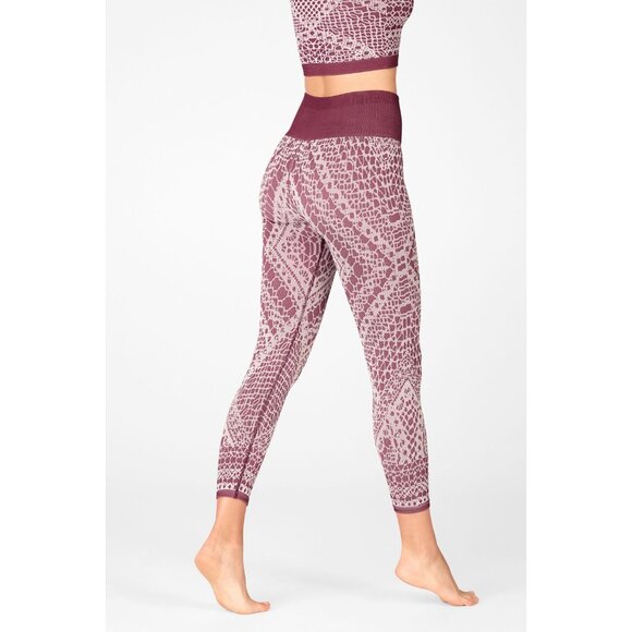 Fabletics High-Waisted Seamless Lace Capri Pants XS Yoga Burgundy - New Tag - Picture 4 of 5